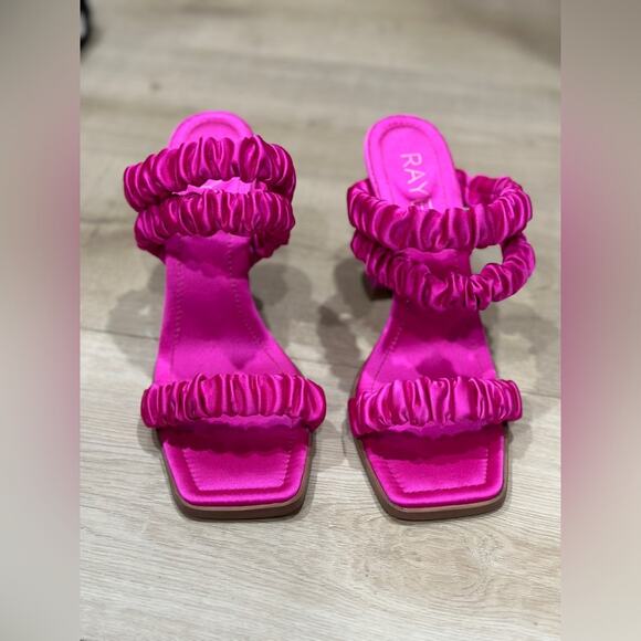 Raye Kia heel in fuchsia. Size 38.